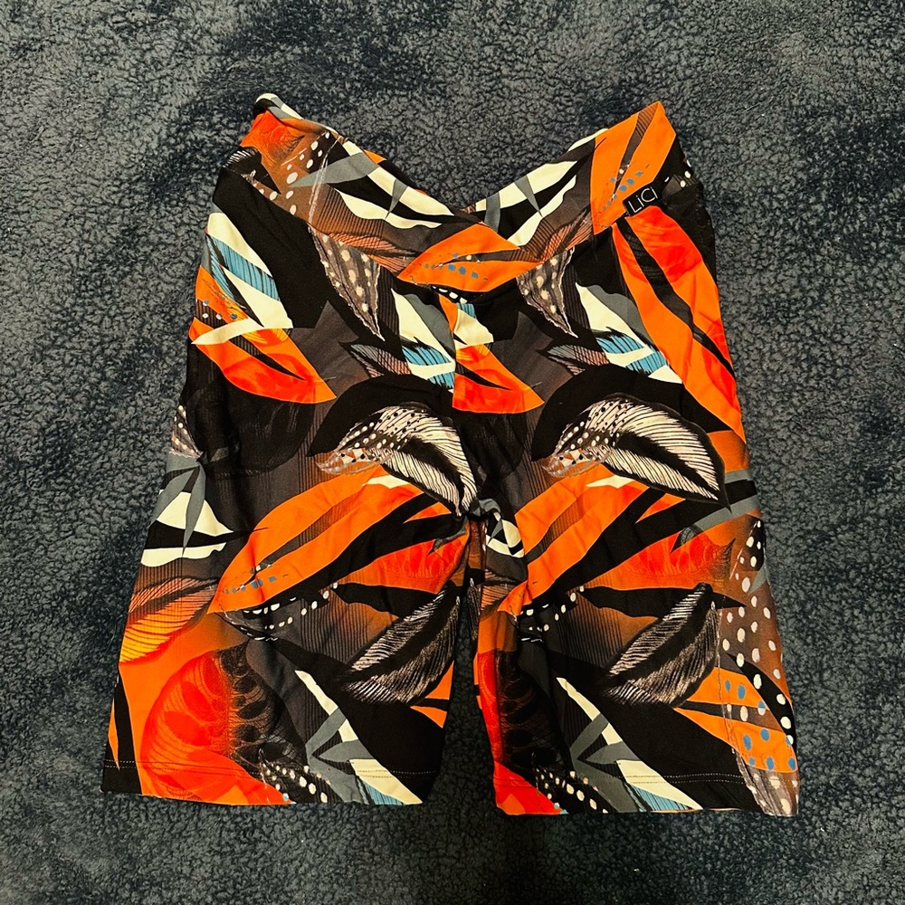 LiCi Fit V-Cut Scrunch Shorts - M/L